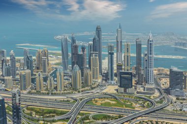 Modern gökdelenler ve deniz Dubai, BAE arka planda havadan görünümü.
