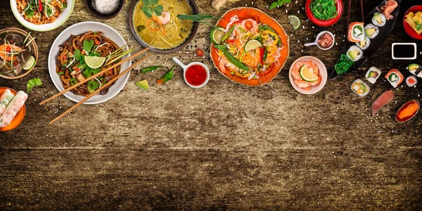 Varias comidas asiáticas sobre fondo rústico, vista superior, lugar para el texto . — Foto de Stock
