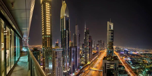 Panorama Dubaje během noci s úžasné město centrum Sheikh Zayed silniční semafory a, Spojené arabské emiráty. — Stock fotografie