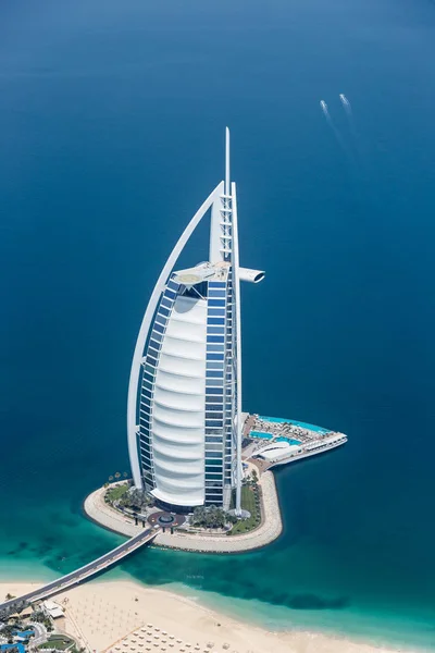 DUBAI, UAE - MAY 28: Burj Al Arab hotel on May 28, 2018 in Dubai, UAE. Burj Al Arab is a luxury unofficial 7star hotel built on an artificial island in front of Jumeirah beach. View from hydroplane. — Stock Photo, Image