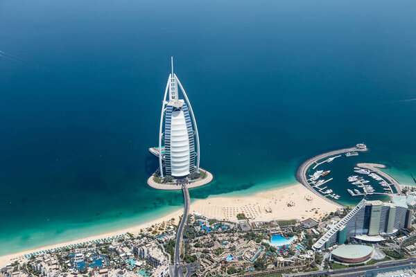 ДУБАЙ, ОАЭ - 28 мая: Burj Al Arab hotel on May 28, 2018 in Dubai, UAE. Burj Al Arab - это роскошный неофициальный 7-звездочный отель, построенный на искусственном острове напротив пляжа Джумейра. Вид с гидросамолета
.