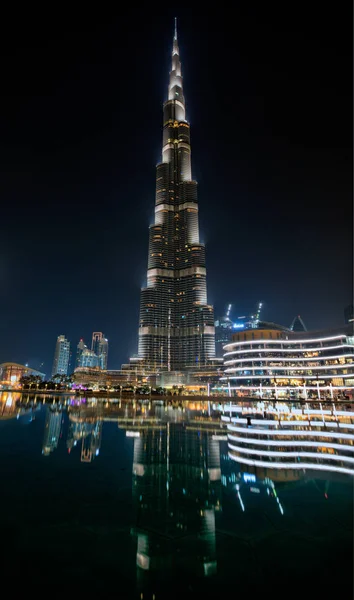 Dubaï, Émirats arabes unis - 28 mai - Vue de nuit de Burj Khalifa - le plus haut bâtiment du monde - et réflexion lumineuse sur l'eau . — Photo