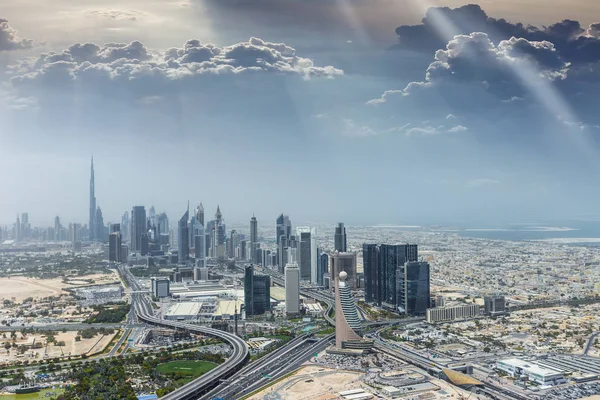 Vista aérea dos arranha-céus da cidade moderna em Dubai, Emirados Árabes Unidos . — Fotografia de Stock