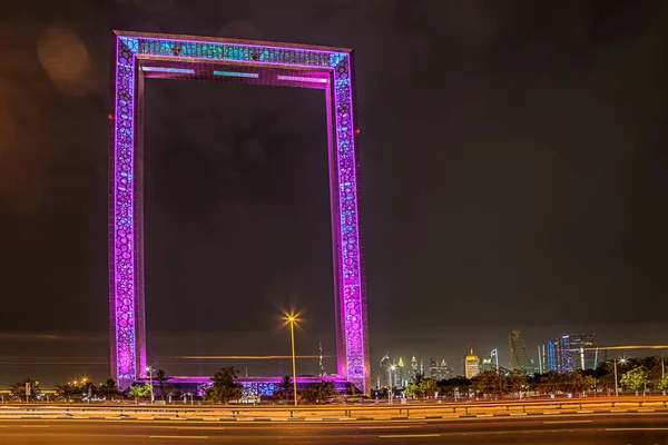 Dubai, Emiratos Árabes Unidos, 26 de mayo de 2018: Dubai Edificio de marcos por la noche, nueva atracción de los EAU. El marco mide 150 metros de altura y 93 metros de ancho . — Foto de Stock