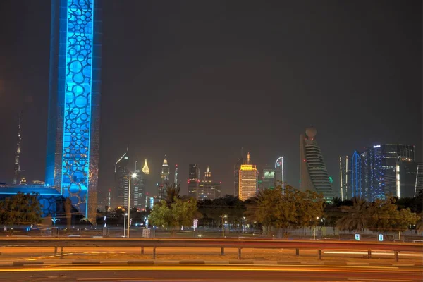 Dubai, Emiratos Árabes Unidos, 26 de mayo de 2018: Dubai Edificio de marcos por la noche, nueva atracción de los EAU. El marco mide 150 metros de altura y 93 metros de ancho . —  Fotos de Stock