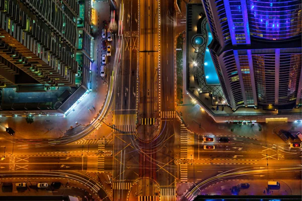 Ovanifrån på Dubais skyline under natten med fantastiska stadsljus center vägskäl och vägtrafiken, Förenade Arabemiraten. — Stockfoto