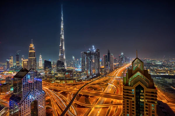 De skyline van Dubai tijdens nacht met verbazingwekkende center stadslichten en wegverkeer Sheikh Zayed, Verenigde Arabische Emiraten. — Stockfoto