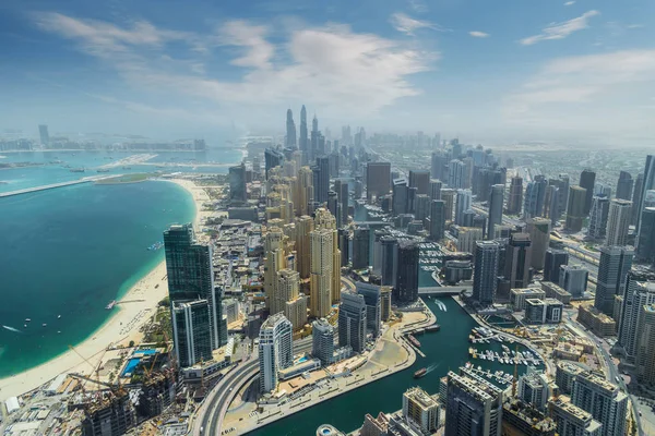 Modern gökdelenler ve deniz Dubai, BAE arka planda havadan görünümü. — Stok fotoğraf