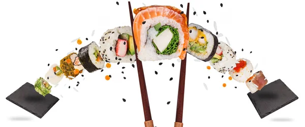 Bitar av utsökt japansk sushi fryst i luften. — Stockfoto