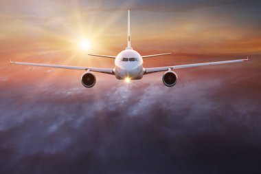 Ticari uçak bulutların üzerinde uçan.