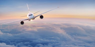 Ticari uçak bulutların üzerinde uçan.