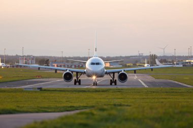 Ticari uçak bulutların üzerinde uçan.
