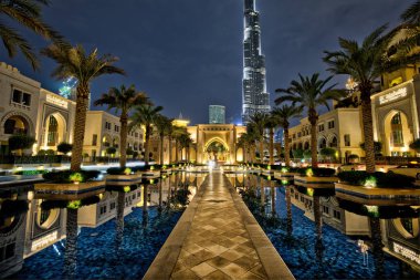 Dünya - ve ışık yansıma su üzerinde en yüksek binası 28 - gece görünümü - Uluslararası Dubai Kongre ve Sergi Sarayı, Dubai, Birleşik Arap Emirlikleri - Mayıs.