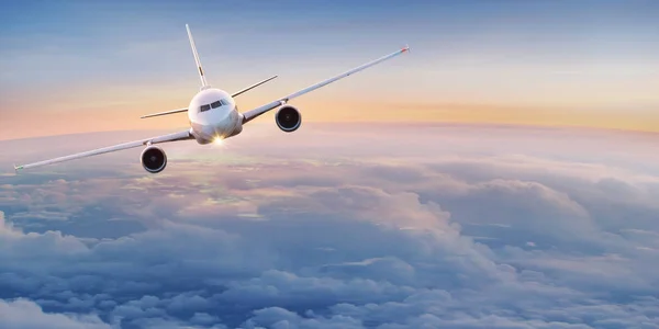 Avión comercial volando sobre nubes . — Foto de Stock