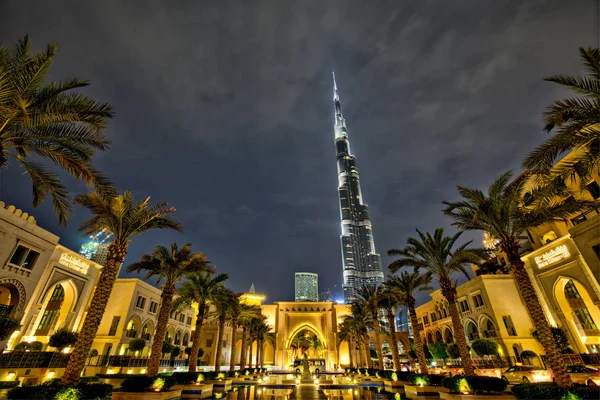 Dubaï, Émirats arabes unis - 28 mai - Vue de nuit de Burj Khalifa - le plus haut bâtiment du monde - et réflexion lumineuse sur l'eau . — Photo