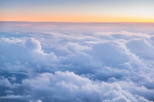 Bel tramonto con cielo nuvoloso dal finestrino dell'aereo . — Foto Stock