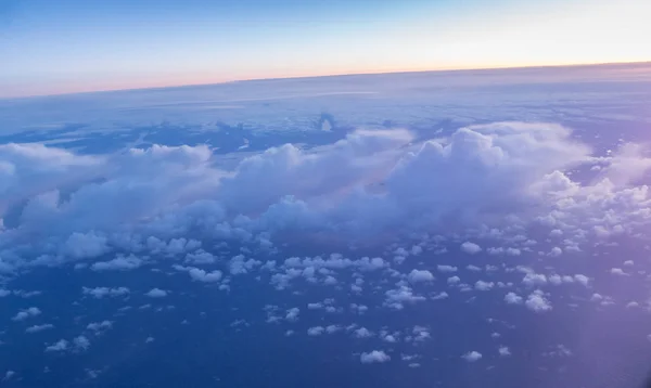 Υπέροχο ηλιοβασίλεμα με συννεφιασμένο ουρανό από το παράθυρο του αεροπλάνου. — Φωτογραφία Αρχείου