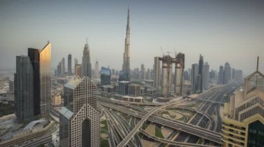 Dubai Timelapse manzarası muhteşem şehir merkezi ışıkları ve trafik, Birleşik Arap Emirlikleri ile günbatımı sırasında.