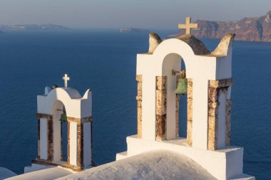 Fira town kenarında güzel sarı kilise kubbe.