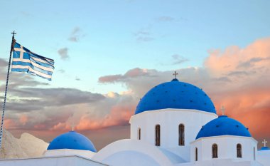 Santorini'de mavi kubbe Kilisesi'nin Klasik Görünüm.