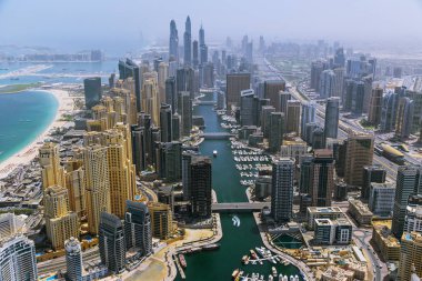 Modern gökdelenler ve deniz arka planda, Dubai, Birleşik Arap Emirlikleri havadan görünümü.