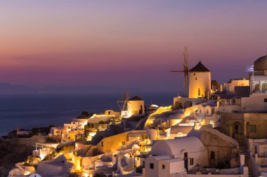 Santorini ünlü günbatımında Oia Köyü