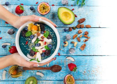 Taze böğürtlen, fındık, tohum, meyve ve sebzeli meyve suyu kasesi..