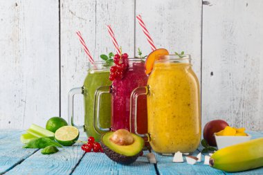 Malzemeli sağlıklı taze meyve suları..