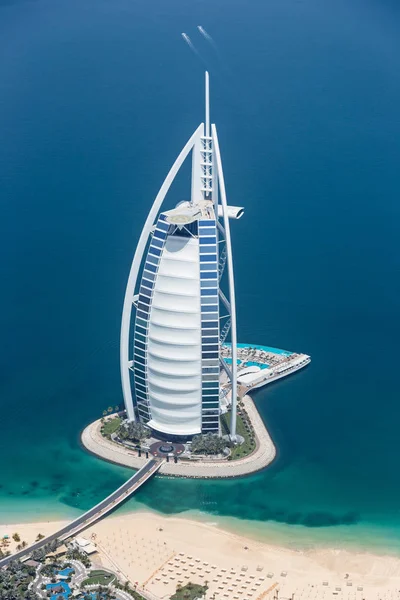 DUBAI, Emirados Árabes Unidos - 28 de maio: Burj Al Arab hotel on May 28, 2018 in Dubai, Emirados Árabes Unidos. Burj Al Arab é um luxuoso hotel não oficial de 7 estrelas construído em uma ilha artificial em frente à praia de Jumeirah. Vista do hidroplano . — Fotografia de Stock