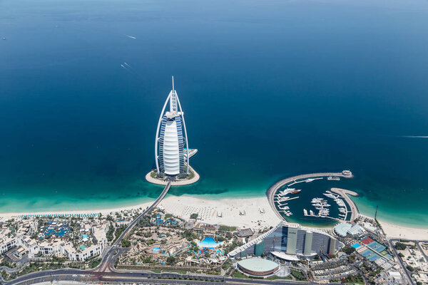 ДУБАЙ, ОАЭ - 28 мая: Burj Al Arab hotel on May 28, 2018 in Dubai, UAE. Burj Al Arab - это роскошный неофициальный 7-звездочный отель, построенный на искусственном острове напротив пляжа Джумейра. Вид с гидросамолета
.