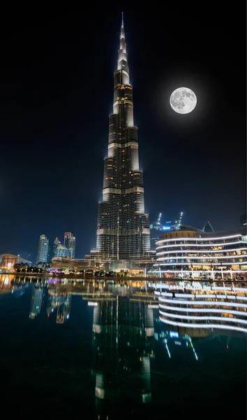 Dubaï, Émirats arabes unis - 28 mai 2018 - Vue de nuit de Burj Khalifa - le plus haut bâtiment du monde - et réflexion lumineuse sur l'eau . — Photo