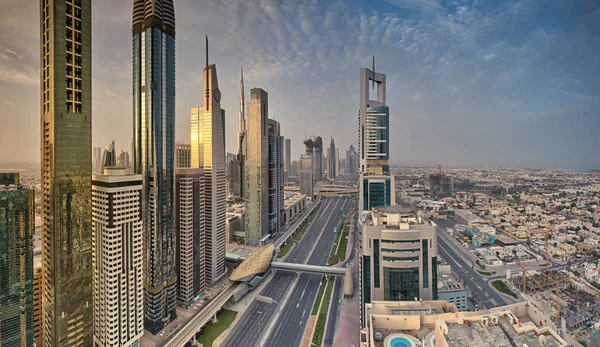 Skyline von Dubai bei Sonnenaufgang, Vereinigte Arabische Emirate. — Stockfoto