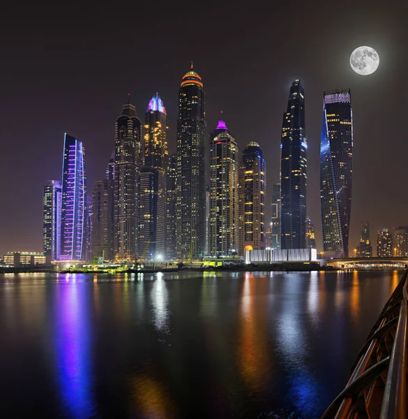 Panorama wieżowce Dubaju w godzinach nocnych — Zdjęcie stockowe