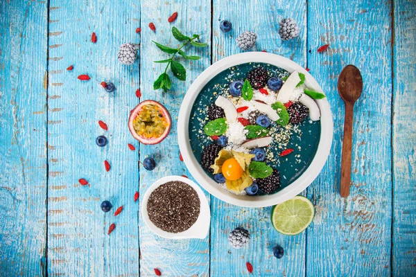 Tazón de batido con bayas frescas, frutos secos, semillas, frutas y verduras. — Foto de Stock