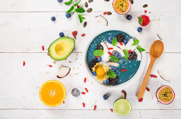 Smoothie-Schüssel mit frischen Beeren, Nüssen, Samen, Obst und Gemüse. — Stockfoto