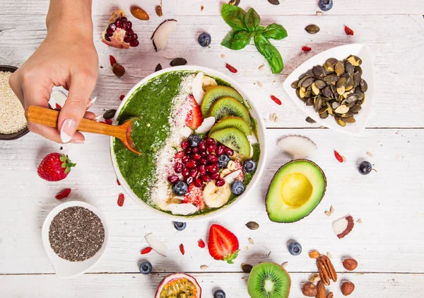 Smoothie-Schüssel mit frischen Beeren, Nüssen, Samen, Obst und Gemüse. — Stockfoto