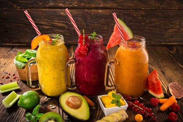 Smoothies frescos saudáveis com ingredientes. — Fotografia de Stock