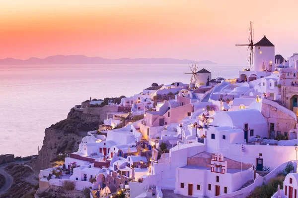 De beroemde zonsondergang op Santorini in Oia dorp — Stockfoto