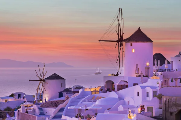 The famous sunset at Santorini in Oia village — Stock Photo, Image