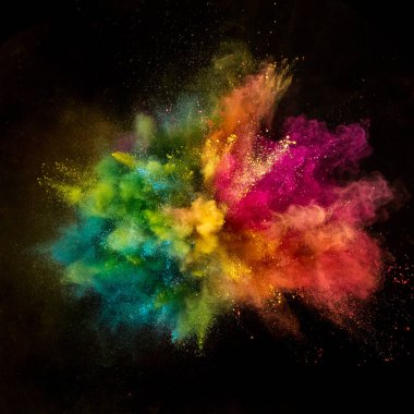 Siyah arka planda renkli barut patlaması. Hareketi dondur.