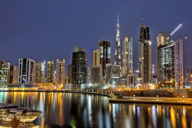 Dubai Yat Limanı gökdelenler panorama gece saatlerinde