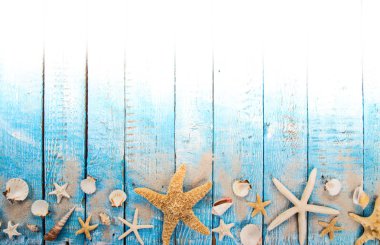 Zaman yolculuğu yaz. Deniz tatil arka plan çeşitli kabukları ile.