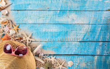 Zaman yolculuğu yaz. Deniz tatil arka plan çeşitli kabukları ile.