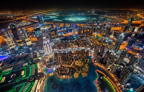 De skyline van Dubai tijdens nacht met verbazingwekkende center stadslichten en zware wegverkeer, Uae. — Stockfoto