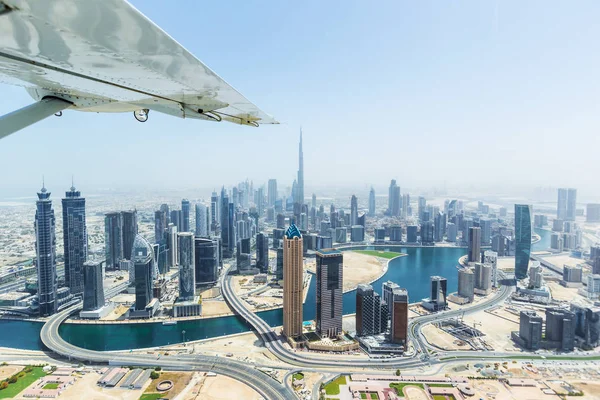 Vista aérea de arranha-céus modernos e mar ao fundo em Dubai, Emirados Árabes Unidos . — Fotografia de Stock