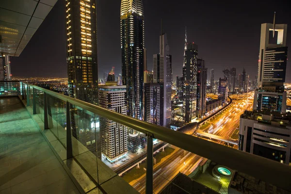 De skyline van Dubai tijdens nacht met verbazingwekkende center stadslichten en zware wegverkeer, Uae. — Stockfoto