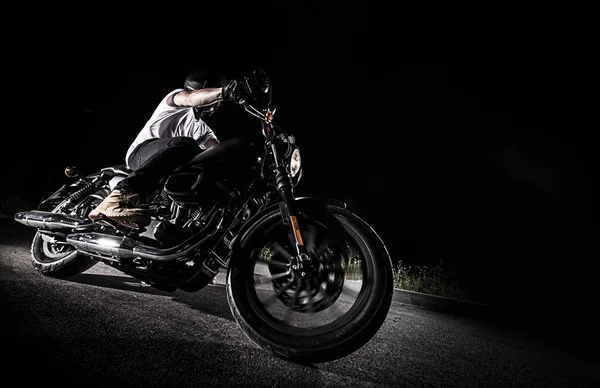 Dużą moc motocykli chopper w nocy. — Zdjęcie stockowe