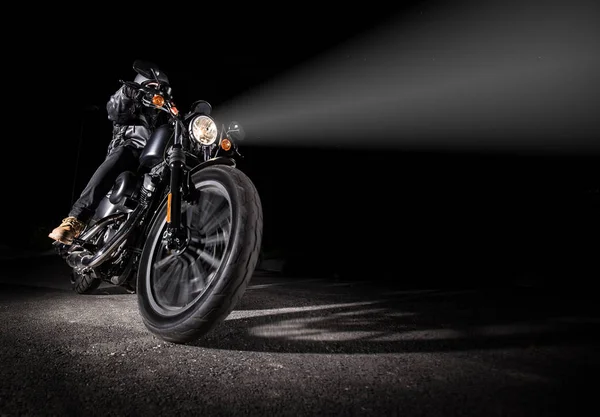 Високоенергетичний мотоцикл подрібнювач вночі . — стокове фото