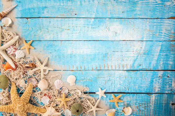 Tempo di viaggio estivo. Mare sfondo vacanza con varie conchiglie . — Foto Stock