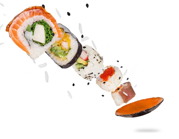 Pezzi di delizioso sushi giapponese congelato in aria. — Foto Stock